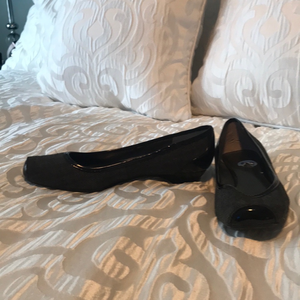 Great pair of flats never worn